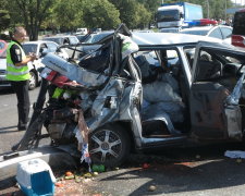 В Киеве авто налетело на пьяных пешеходов: машина в хлам, дорога залита кровью