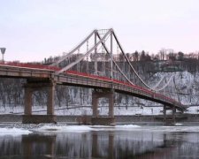 Пьяный таран: столичный пешеходный мост оказался на грани катастрофы
