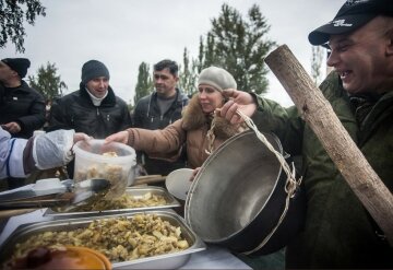 Ярмарка, едят с ведер