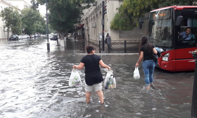 Стихія не пощадила нікого: у Києві сильна злива затопила вулиці, люди не можуть пересуватися
