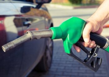 Человек заправляет свое авто
