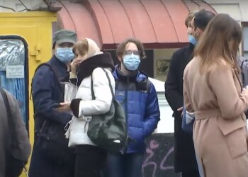 люди в масках, скріншот з відео