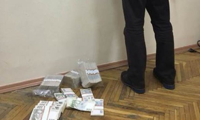 Дніпропетровських правоохоронців спіймали на мільйонному хабарі