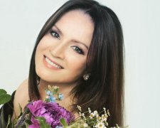 Відлетіла у вирій: Ротару з-під пальми привітала українців з весною