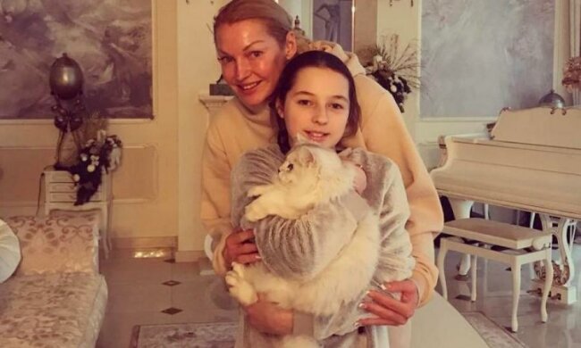 Донька Волочкової стала жертвою витівок матері