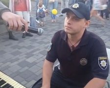 Коп вразив перехожих грою на піаніно (відео)