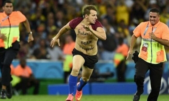 В Гондурасе болельщик и игрок одновременно забили два гола (видео)