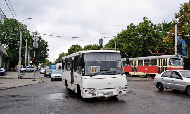 Под Днепром переполненная маршрутка чуть не превратилась в суп из пассажиров: в салон хлынул кипяток