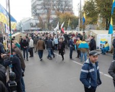 Невідомі в балаклавах підібралися до депутатів