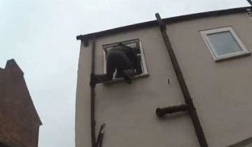 Британського злодія-невдаху рятували з пожежниками
