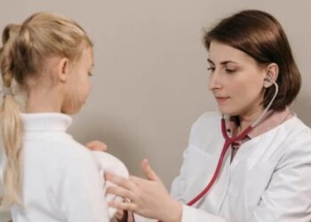 Ребенок на приеме у врача, фото: youtube