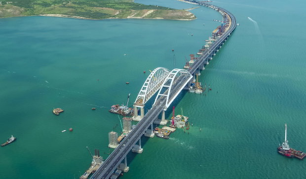 Оккупанты в спешке достраивают Крымский мост: появились фото творения "на скорую руку"