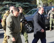 Соцмережі знайшли таємний сенс у поході Захарченка по магазинах для дорослих