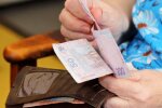 Пенсии украинцев за границей под угрозой: ПФУ объяснил, как избежать потери выплат