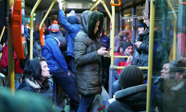 Следующая остановка - "замуж": в Харькове водитель осчастливил кондуктора прямо в салоне троллейбуса