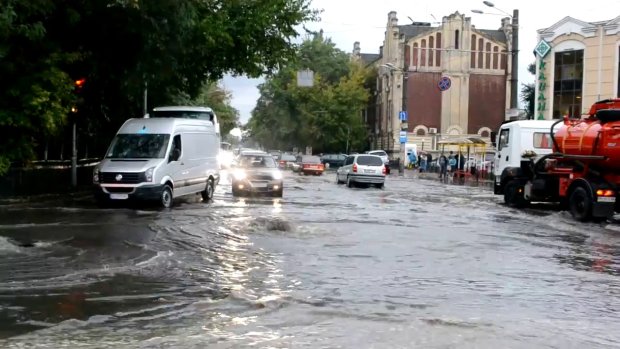 Одесситы устроили аквапарк прямо на затопленных улицах, в ход пошли ласты и матрасы: забавное видео массового помешательства