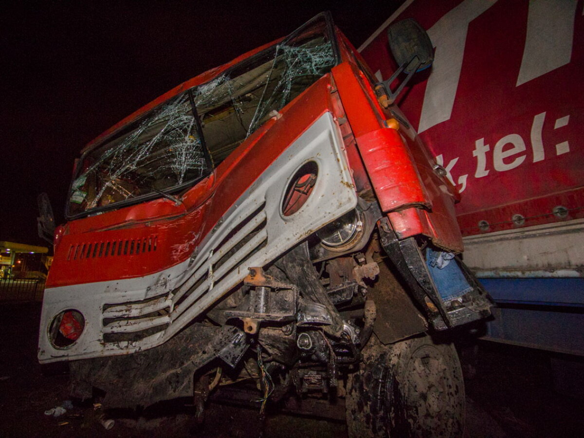 Фура на скорости протаранила автобус со школьниками, есть погибшие и  пострадавшие: жуткие кадры - ЗНАЙ ЮА