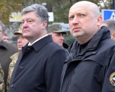 Украинцы свирепствуют: Порошенко повесил на Турчинова очередную медаль