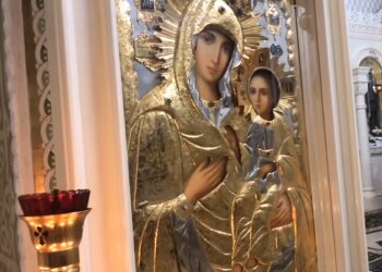 Молитва в церкві, скріншот з відео