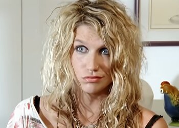 Kesha (Кеша), кадр из клипа на песню "TikTok"