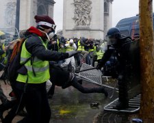 "Желтые жилеты" встали Макрону поперек горла: протестующим приготовили  водометы и БТР