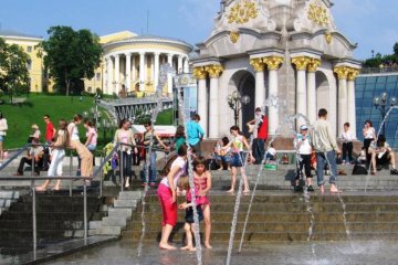 Синоптики розповіли українцям, чого чекати напередодні літа