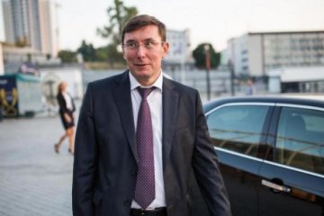 Майже як у середнього класу: названо зарплатню Луценка за місяць