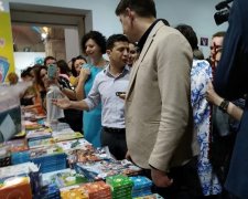 Зеленський вразив простотою на "Книжковому арсеналі": робив з усіма селфі та накупив книжок дітям