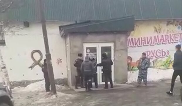 Депутат повадился воровать икру в супермаркете, фото uglegorsk.news