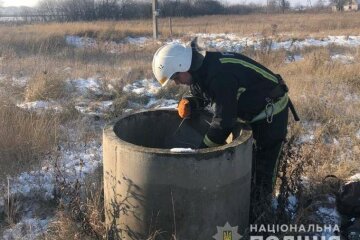 Рятувальники витягли з колодязя мокрого малюка, і він визнав їх татусями