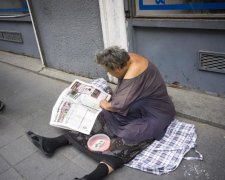 Цинізм без кордонів: чергова "бабуся"-жебрачка виявилася молодою білявкою