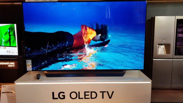 LG представила гибкий телевизор, маразм крепчал: видео
