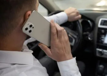 Авто, телефон, кадр з відео