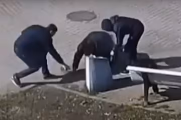 Смартфон зірвався у кишені, скріншот з відео