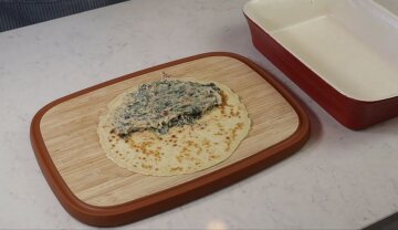 Млинці зі шпинатом під соусом бешамель: фото скрін Ютуб