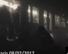 Эвакуацию из парижского метро показали в сети