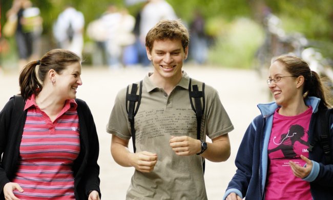 Розсовування натовпу, читання думок та навіювання симпатії: трюки, які полегшать життя