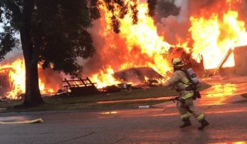 З'явилося відео авіакатастрофи в житловому районі Каліфорнії