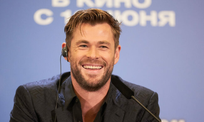 Зірка Marvel Хемсворт висміяв відверту творчість дружини: відео