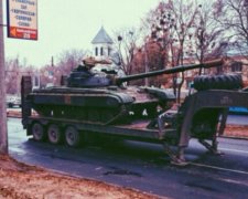 Посеред вулиці у Харкові покинули танк (фото)