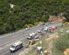 На популярному курорті злива змила автобус, постраждали діти