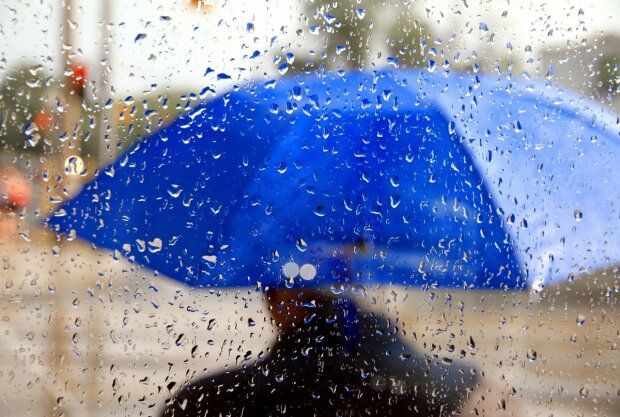 Погода на початок тижня: деяким українцям прогнозують справжню осінь, не забувайте про парасольки