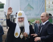 Мало не цілувалися: Путіна з патрірахом спіймали на гарячому
