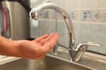 Дніпряни, тільки без паніки: де і коли не буде води