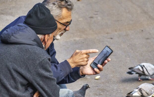 Пенсіонери зі смартфоном, скріншот: YouTube