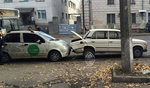 Автобус наїхав на сім  припаркованих легковиків в Одесі (фото)