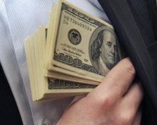 Высокие зарплаты против коррупции: журналист объяснил, что не так