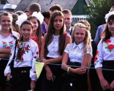 Правильне виховання: благородний вчинок школярки розчулив українців