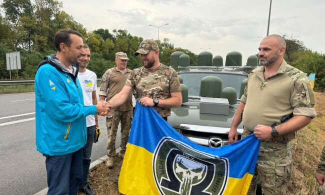 Бойове авто з трейлером спецпідрозділу "Омега" від БФ "Надія" та фонду "Рідна країна" Миколи Томенка