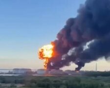 Черный дым над Санкт-Петербургом после удара дронов по нефтяному терминалу накануне экономического форума